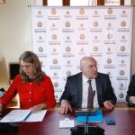 Jesús Julio Carnero y Ángela de Miguel durante el encuentro con la Embajada de China