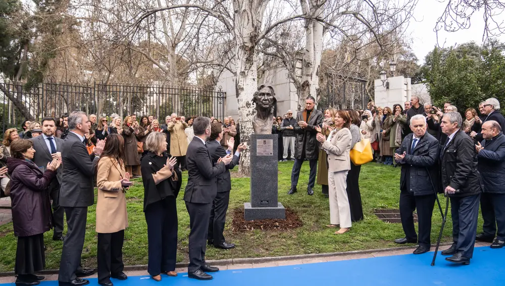 El alcalde de Madrid, Martínez-Almeida, en la inauguración del busto de Ana María Vidal-Abarca, fundadora de l