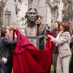 El alcalde de Madrid, Martínez-Almeida, en la inauguración del busto de Ana María Vidal-Abarca, fundadora de l