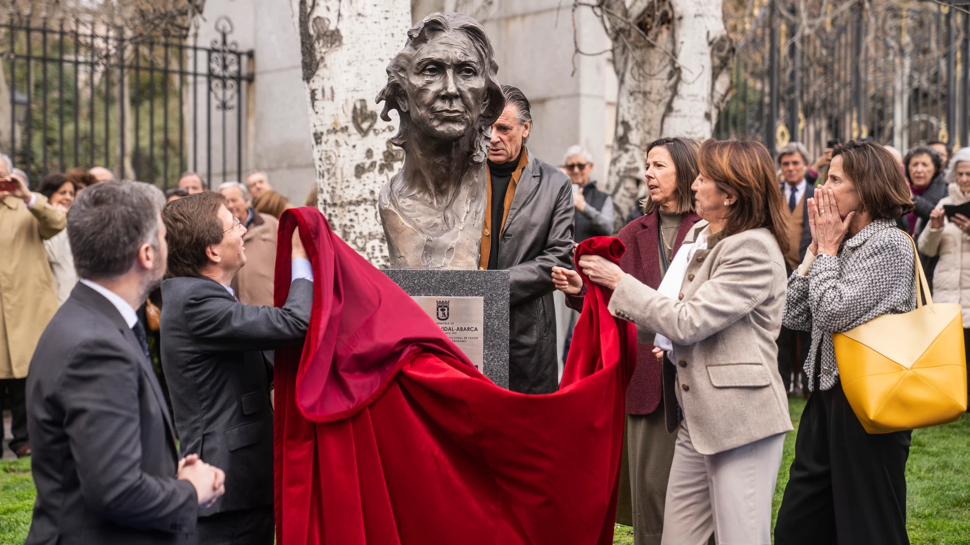 Inauguración busto de Ana María Vidal-Abarca, fundadora de la AVT, este lunes frente a El Retiro