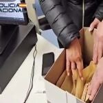 Un hombre entrega en comisaría los casi 19.000 euros que encontró en un contenedor de reciclaje de Leganés
