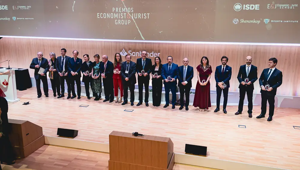 Foto de familia de todos los premiados al final del evento