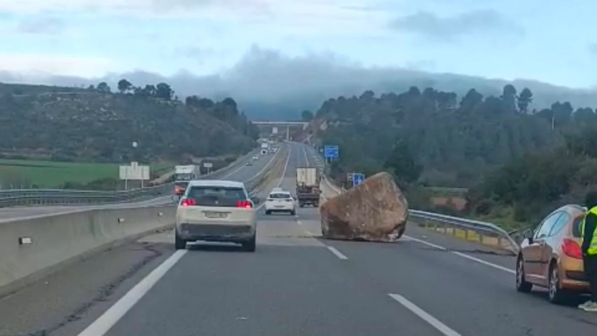 Una roca de grandes dimensiones corta la C-25 en Rajadell (Barcelona) en dirección Lleida