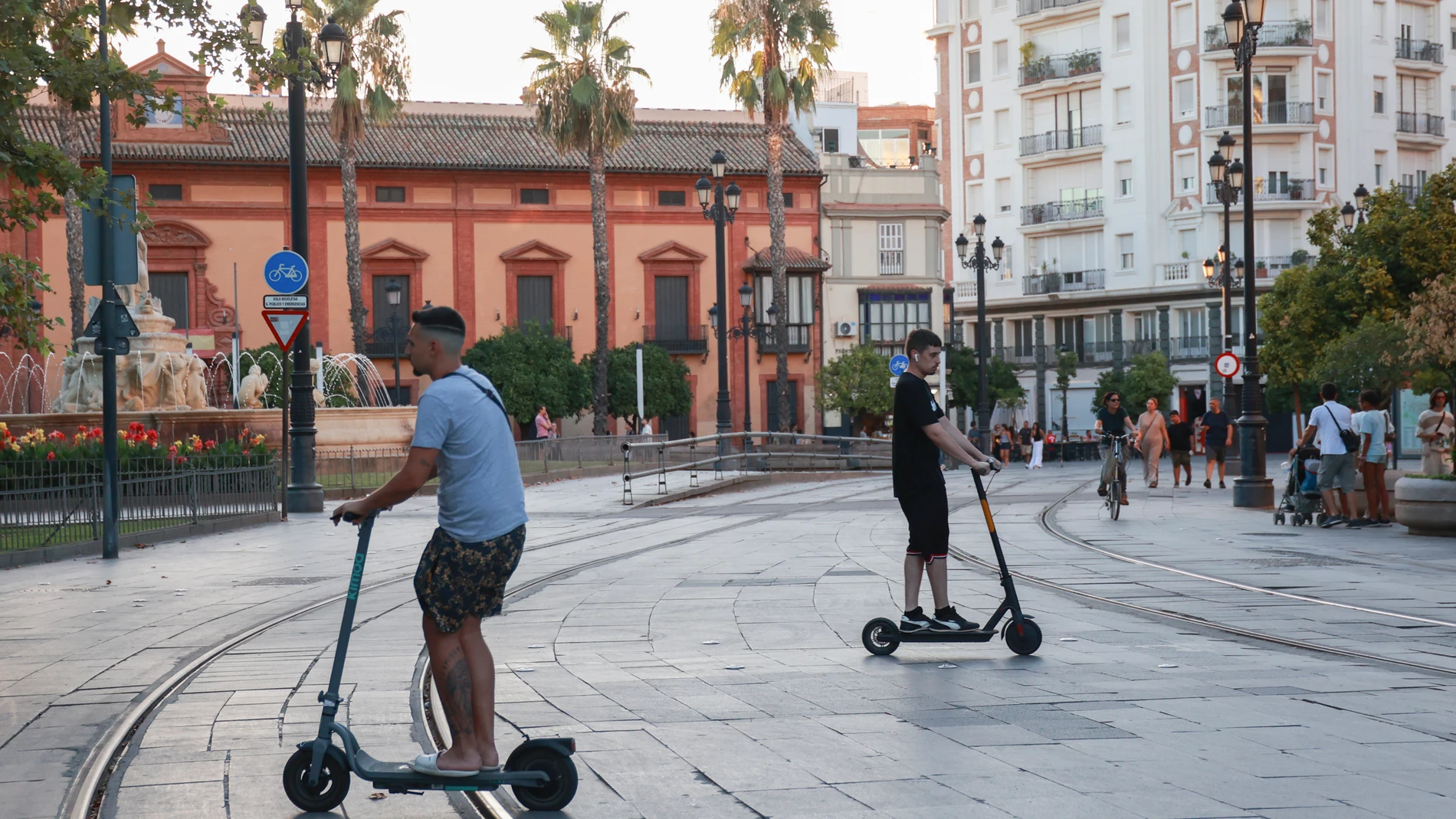 (Foto de ARCHIVO)Patinetes eléctricos en el centro de Sevilla. A 1 de agosto de 2024, en Sevilla (Andalucía, España). Dos jóvenes circulan en patinete eléctrico por la Puerta de Jerez, en el centro de Sevilla.ROCÍO RUZ / EUROPA PRESS01/08/2024