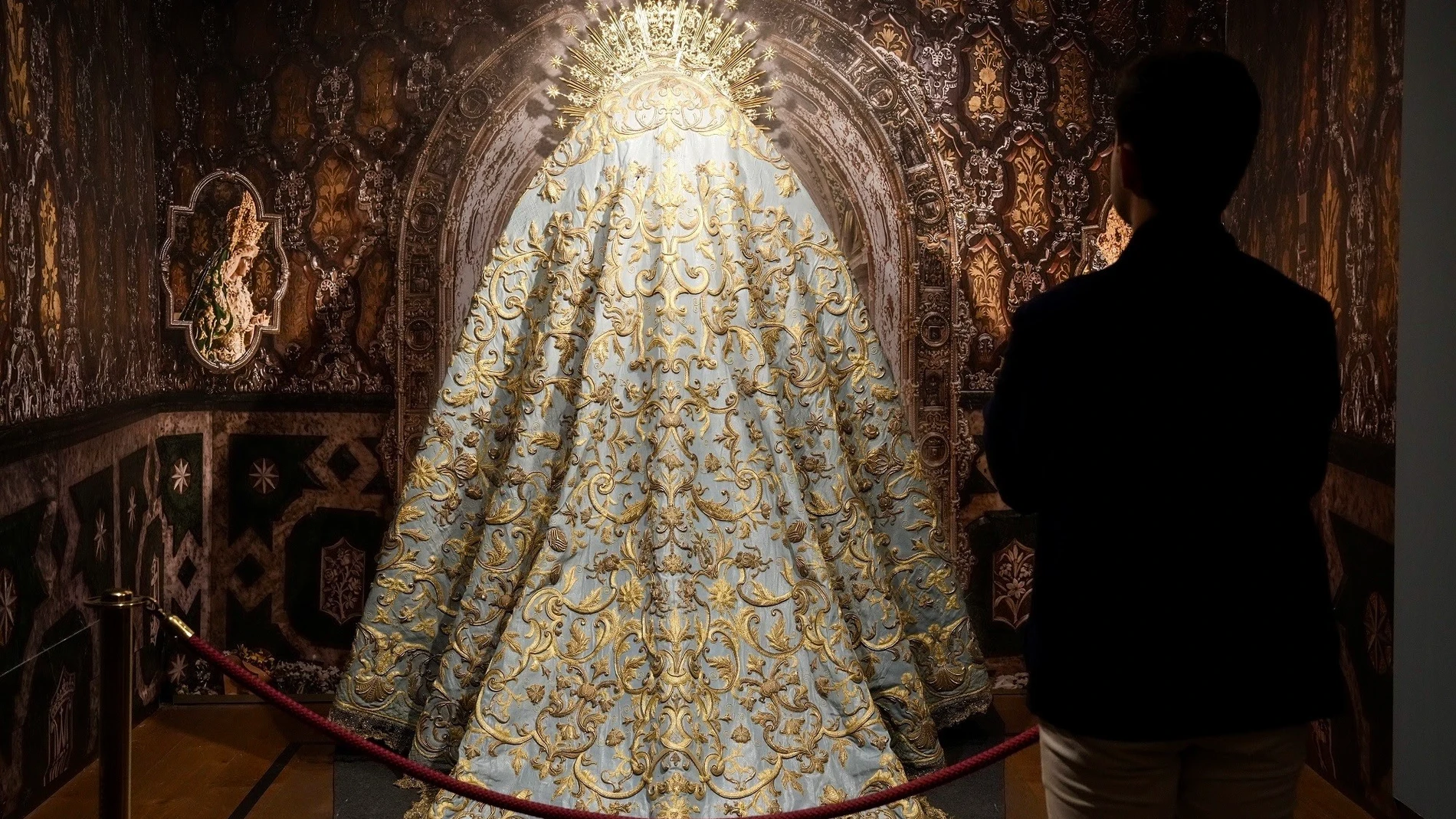 La exposición del centenario del primer besamanos público de la Macarena. REMITIDA / HANDOUT por FUNDACIÓN CAJASOL Fotografía remitida a medios de comunicación exclusivamente para ilustrar la noticia a la que hace referencia la imagen, y citando la procedencia de la imagen en la firma 24/03/2025