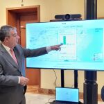 El consejero de Medio Ambiente, Universidades, Investigación y Mar Menor, Juan María Vázquez, junto al rector de la Universidad de Murcia, José Luján, durante la presentación del sistema que permitirá conocer el Índice de Calidad del Aire Municipal (ICAM).