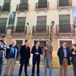 El consejero de Fomento e Infraestructuras, Jorge García Montoro, acompañado del alcalde de Caravaca de la Cruz, José Francisco García, presentó hoy la subvención al proyecto de rehabilitación integral de viviendas de tipo ‘cohousing’
