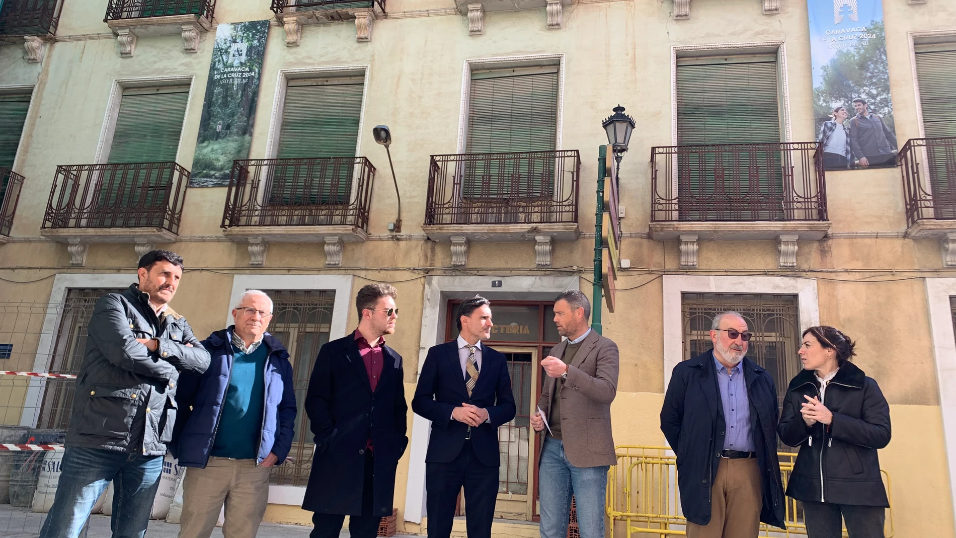 El consejero de Fomento e Infraestructuras, Jorge García Montoro, acompañado del alcalde de Caravaca de la Cruz, José Francisco García, presentó hoy la subvención al proyecto de rehabilitación integral de viviendas de tipo ‘cohousing’