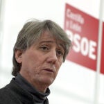 Carlos Martínez, secretario regional del PSOE, durante la rueda de prensa