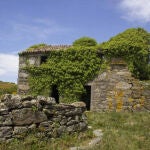 Esta aldea abandonada en Galicia busca dueño por 200.000 euros y está junto a los mejores percebes del mundo