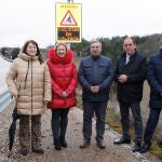 Sanz Merino, Benito Serrano y Yolanda de Gregorio, entre otros, junto a una de las señaales luminosas de este proyecto