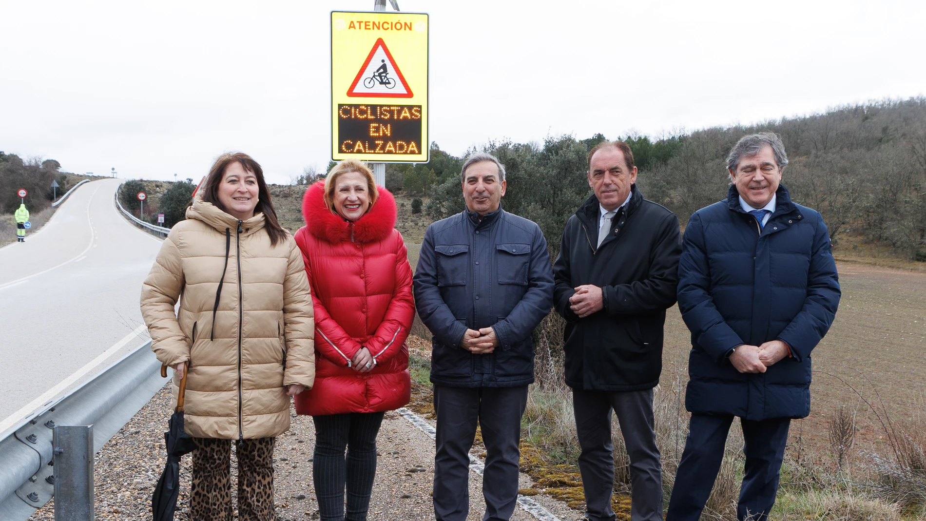 Sanz Merino, Benito Serrano y Yolanda de Gregorio, entre otros, junto a una de las señaales luminosas de este proyecto