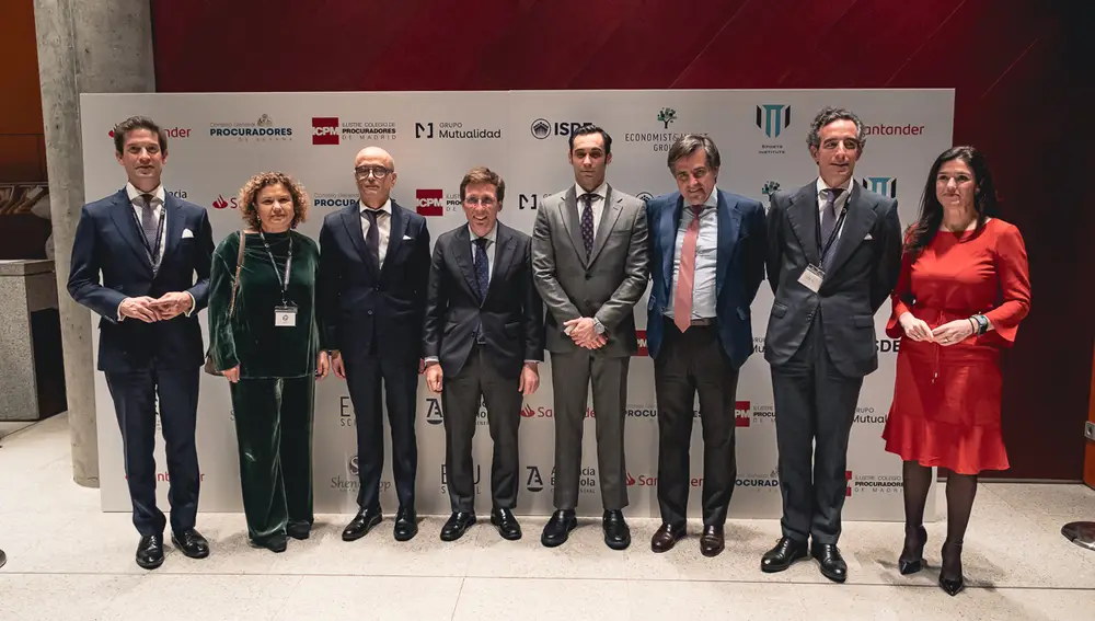 El alcalde de Madrid, José Luis Martínez-Almeida, flanqueado por Alejandro Pintó y Pablo Capel, así como Juan José Sánchez Puig, miembro del Consejo de Administración de Economist & Jurist Group y CEO de ISDE y Germán Ruiz Gómez, director de desarrollo de Negocio y adjunto al director general de ISDE, entre otras personalidades