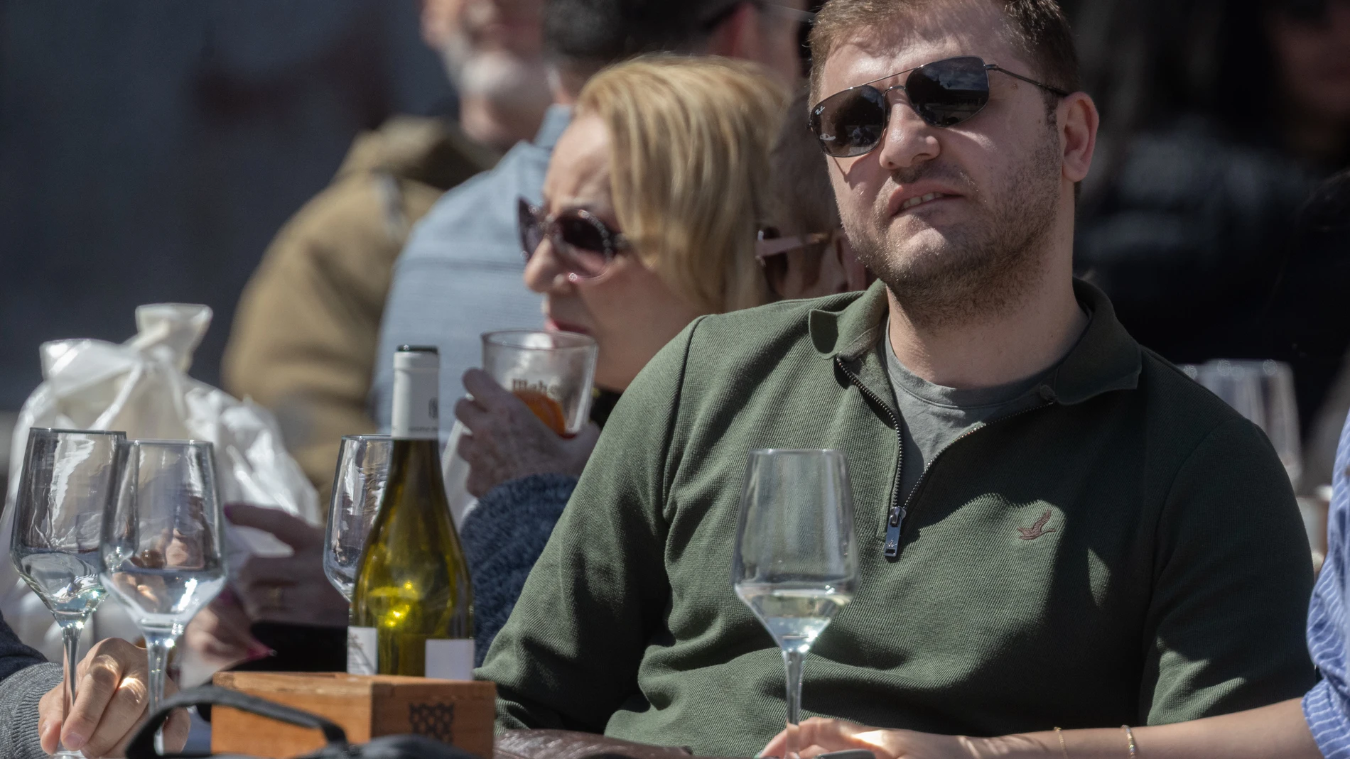 Clientes comiendo y bebiendo en una mesa en una terraza en el centro de Madrid, a 24 de marzo de 2025, en Madrid (España). 24 MARZO 2025 Eduardo Parra / Europa Press 24/03/2025