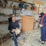 La consejera Leticia García durante su visita a uno de los talleres de cestería del castaño en Montemayor del Río