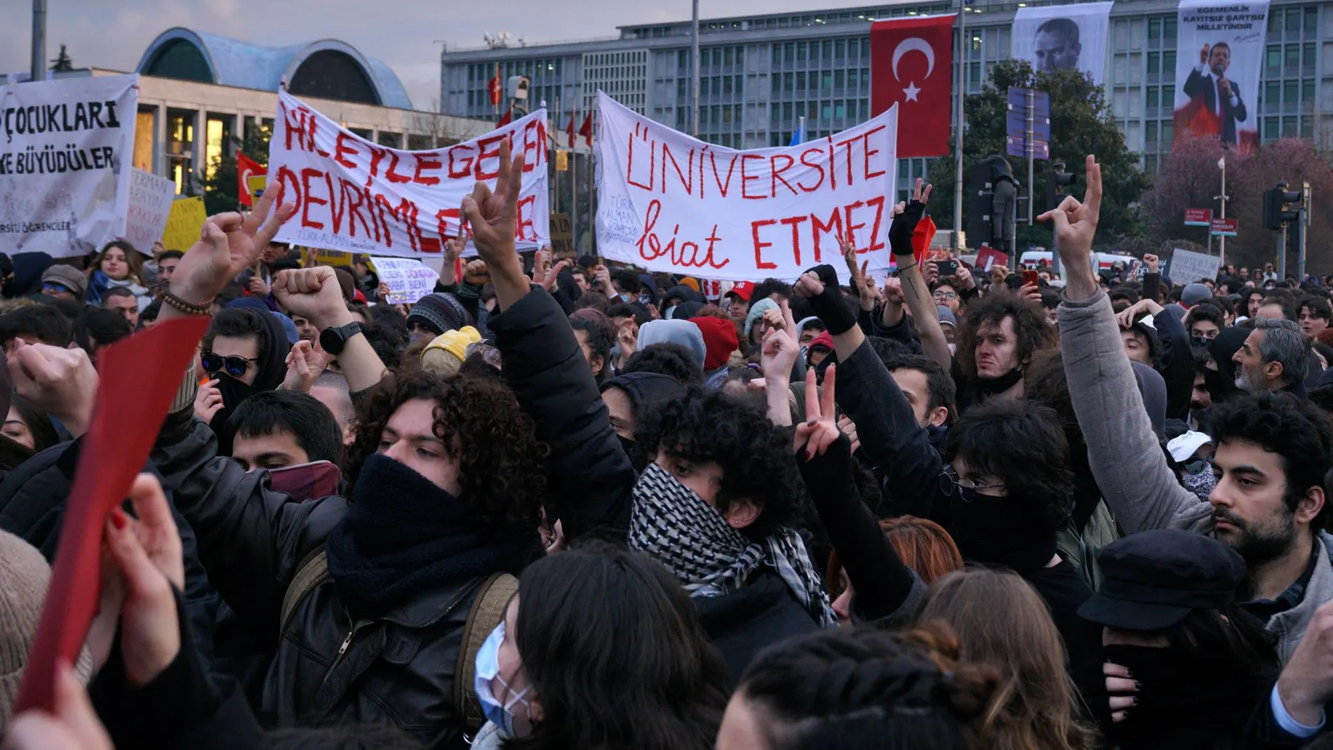 La oposición turca mantiene la concentración de protesta indefinida en el centro de Estambul