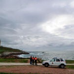 Buscan a un hombre que fue arrastrado por una ola en A Coruña cuando se hacía un selfi
