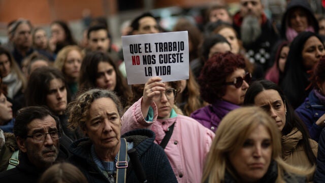 Concentración de profesionales del sector social tras la muerte de la trabajadora de un piso tutelado en Badajoz
