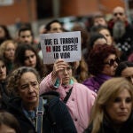 Concentración de profesionales del sector social tras la muerte de la trabajadora de un piso tutelado en Badajoz