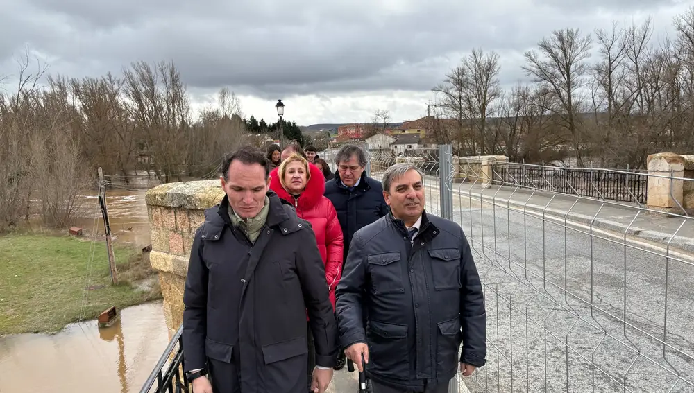 Sanz Merino visita San Esteban de Gormaz y el puente medieval junto a su alcalde, Daniel Martín, y la delegada de la Junta, Yolanda de Gregorio