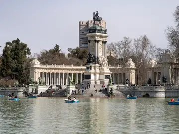 El parque del Retiro lleno por el buen tiempo en Madrid. David Jar El parque del Retiro lleno por el buen tiempo en Madrid. David Jar