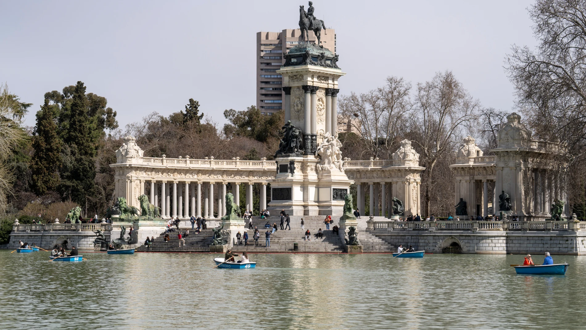 El parque del Retiro lleno por la vuelta del buen tiempo a Madrid