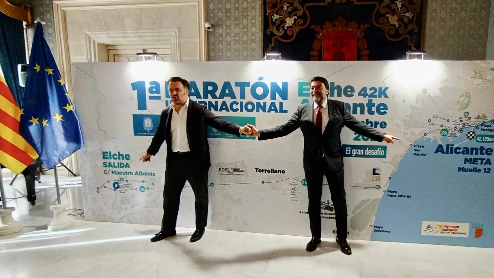 El alcalde de Elche, Pablo Ruz, y el alcalde de Alicante, Luis Barcala, en la presentación de la I Maratón entre ambas ciudades