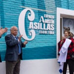 Santonja y Mingo junto a los hermanos Casillas, Lidia y Antonio, durante la inuaguración del centro expositivo dedicado a su padre, el escultor Agustín Casillas, en Santa Marta de Tormes