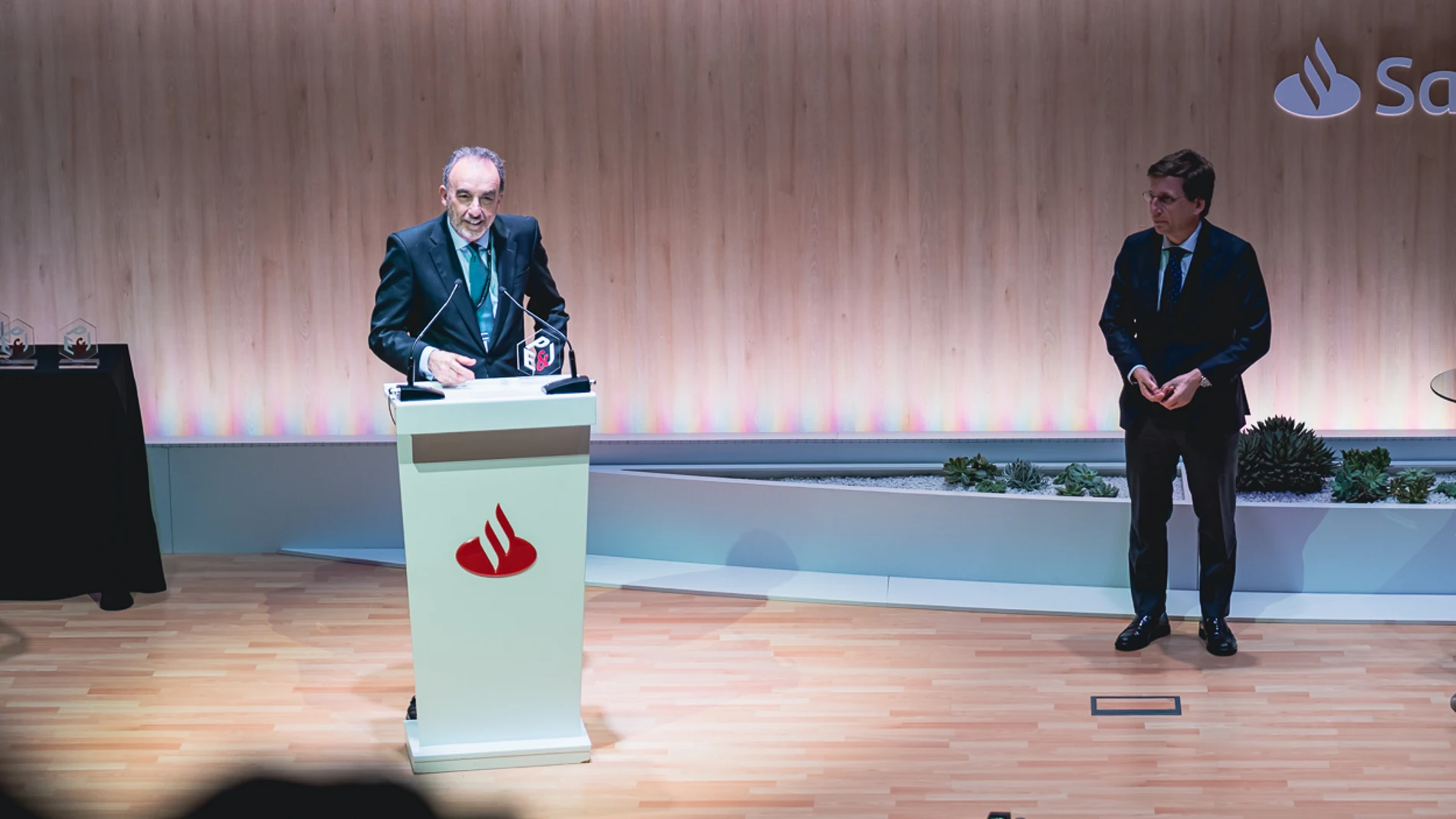 El magistrado Manuel Marchena, expresidente de la Sala de lo Penal del Tribunal Supremo, recibió el Premio a la aportación más destacada a la Independencia Judicial de manos del alcalde de Madrid, José Luis Martínez-Almeida