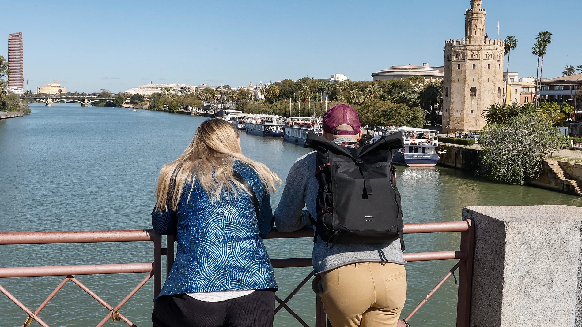 GRAFAND7326. MÁLAGA, 24/03/2025.- Varias personas disfrutan del buen tiempo junto a la Torre del Oro, este lunes en Sevilla. EFE/José Manuel Vidal