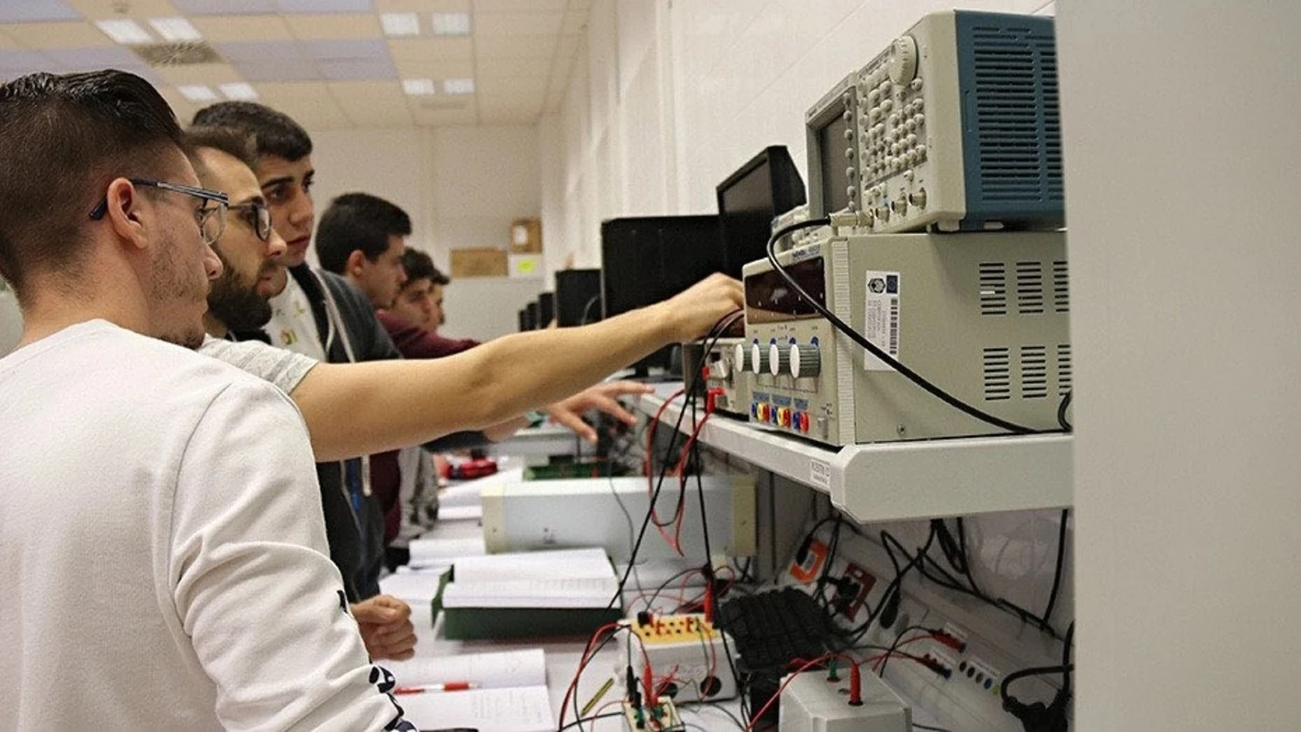 Alumnos de FP manejando instrumental tecnológico