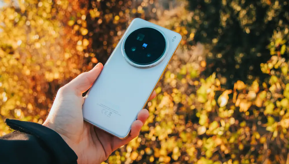 vivo X200 Pro, el actual estandarte de la compañía china, con un sistema de cámaras firmado por ZEISS