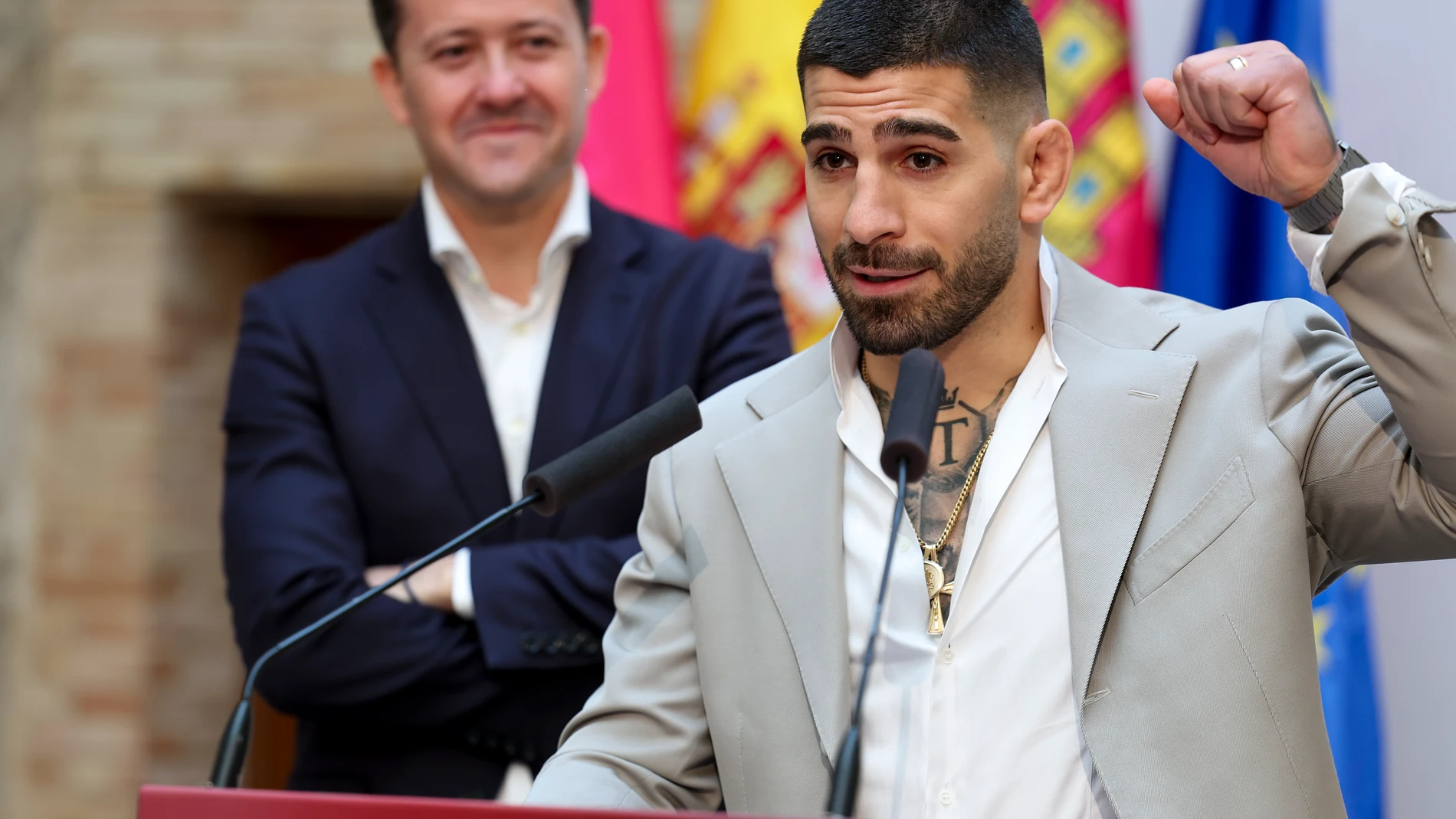 TOLEDO, 25/03/2025.- El actual campeón del mundo de peso pluma, Ilia Topuria, ante el alcalde de Toledo, Carlos Velázquez, interviene en la inauguración del pabellón de San Lázar, en Toledo, este martes. EFE/ Ismael Herrero
