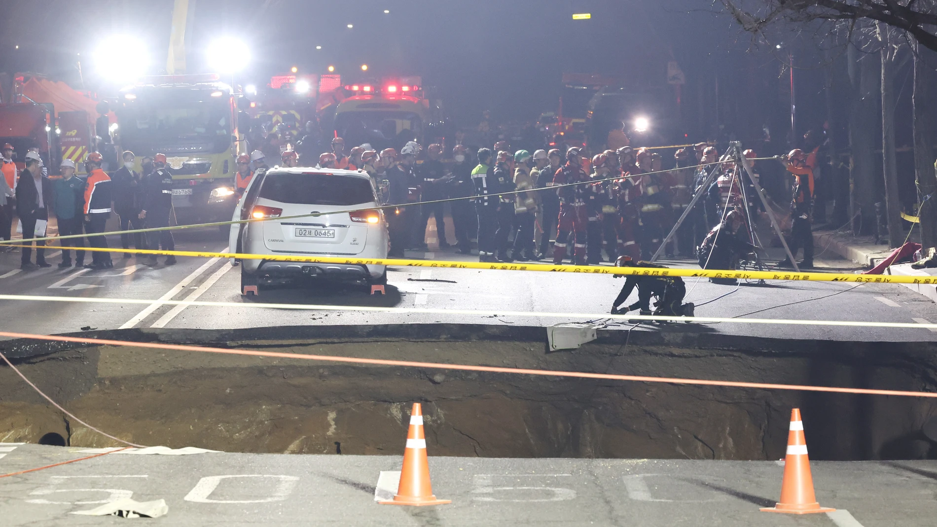 SEOUL (Korea, Republic Of), 25/03/2025.- Rescue operations are under way at a 20-meter-wide sinkhole at an intersection in Seoul's Gangdong Ward, South Korea, 24 March 2025 (issued 25 March 2025) after it opened and swallowed a motorcyclist. (Corea del Sur, Seúl) EFE/EPA/YONHAP SOUTH KOREA OUT