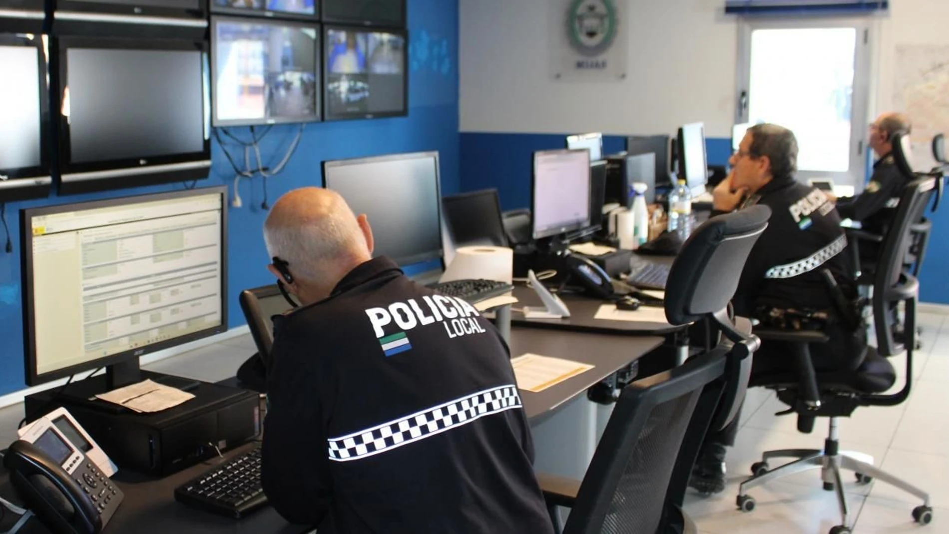 (Foto de ARCHIVO) Agentes en la Jefatura de la Policía Local de Mijas REMITIDA / HANDOUT por POLICÍA LOCAL DE MIJAS Fotografía remitida a medios de comunicación exclusivamente para ilustrar la noticia a la que hace referencia la imagen, y citando la procedencia de la imagen en la firma 14/01/2025