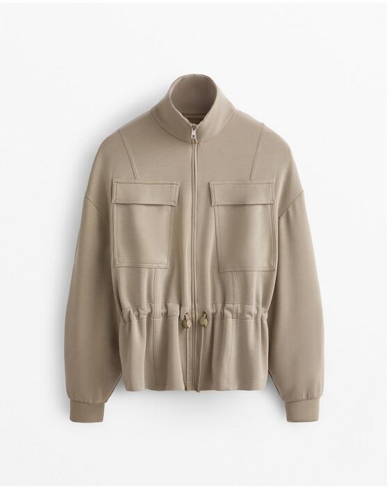 Chaqueta marrón.