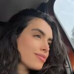 Emily viajando en coche por España