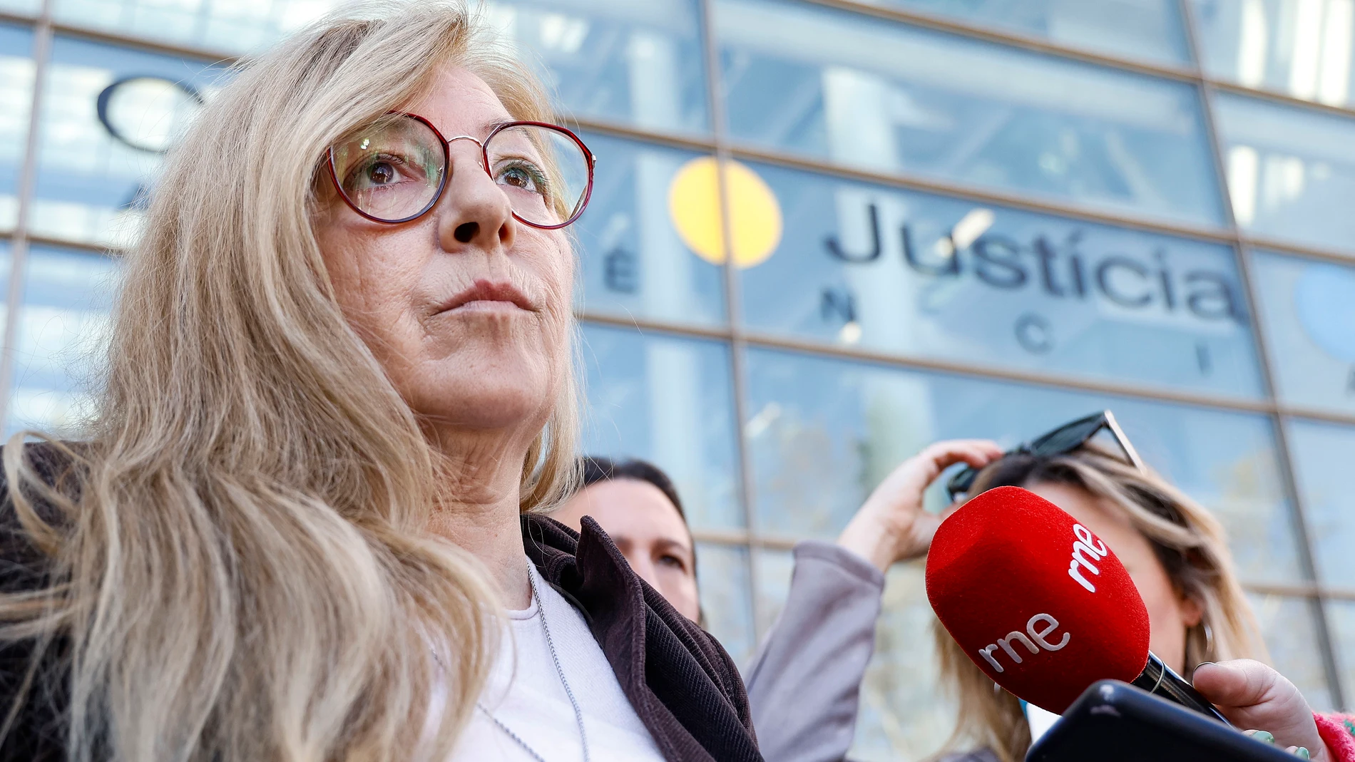 GRAFCVA6669. VALÈNCIA, 26/03/2025.- Victoria Sánchez atiende a los medios de comunicación a las puertas de la Ciudad de la Justicia de València donde ha sido citada este miércoles, como otros familiares y allegados de cinco de las 227 víctimas mortales que dejó la dana en Valencia, como perjudicados por la jueza de Catarroja que instruye la causa sobre la catástrofe. EFE/Miguel Ángel Polo