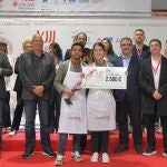 Foto de familia del XIII Concurso de Cocina Creativa de Gamba Roja de Dénia (Alicante), con los ganadores en primer plano