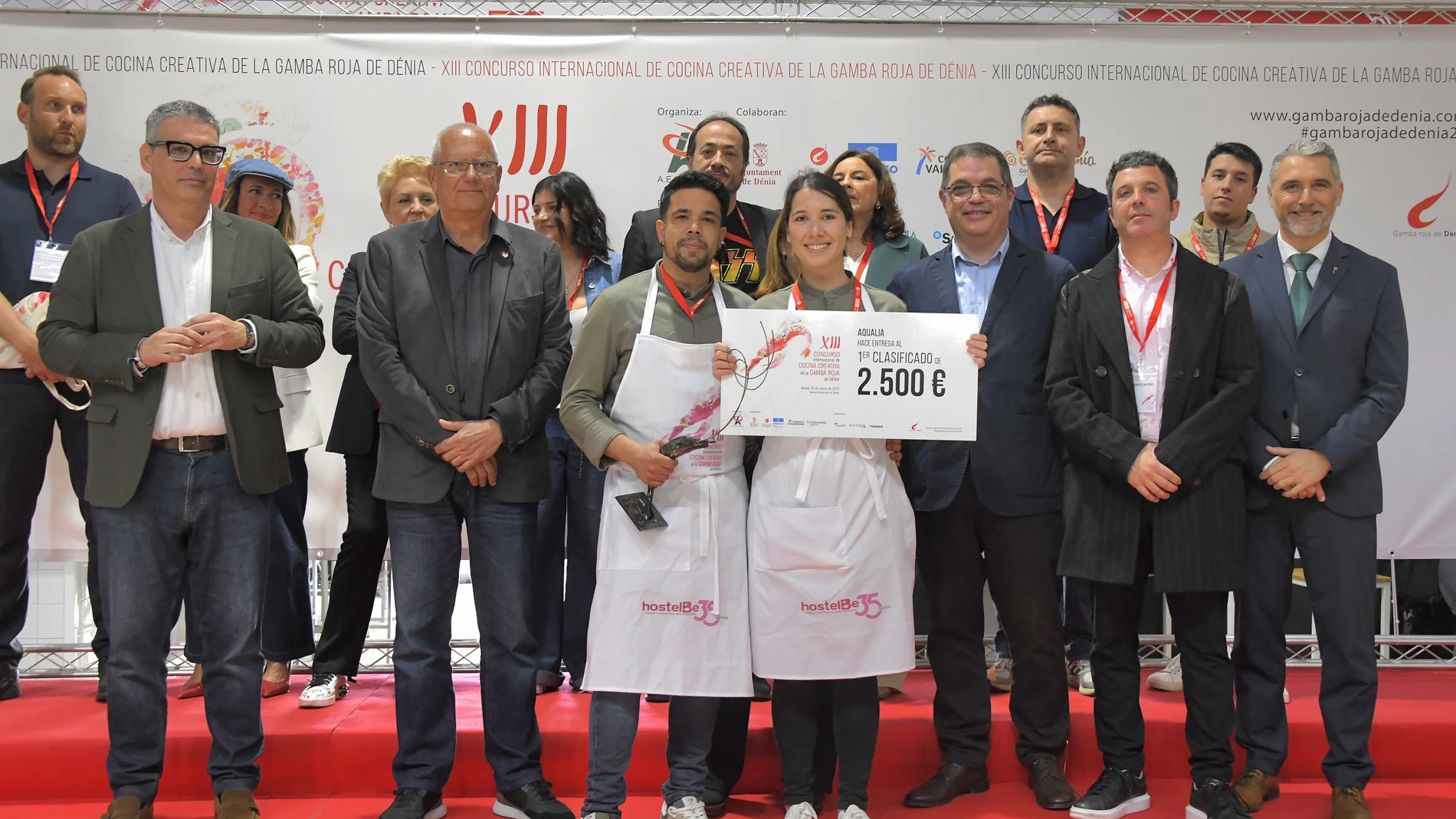 Foto de familia del XIII Concurso de Cocina Creativa de Gamba Roja de Dénia (Alicante), con los ganadores en primer plano