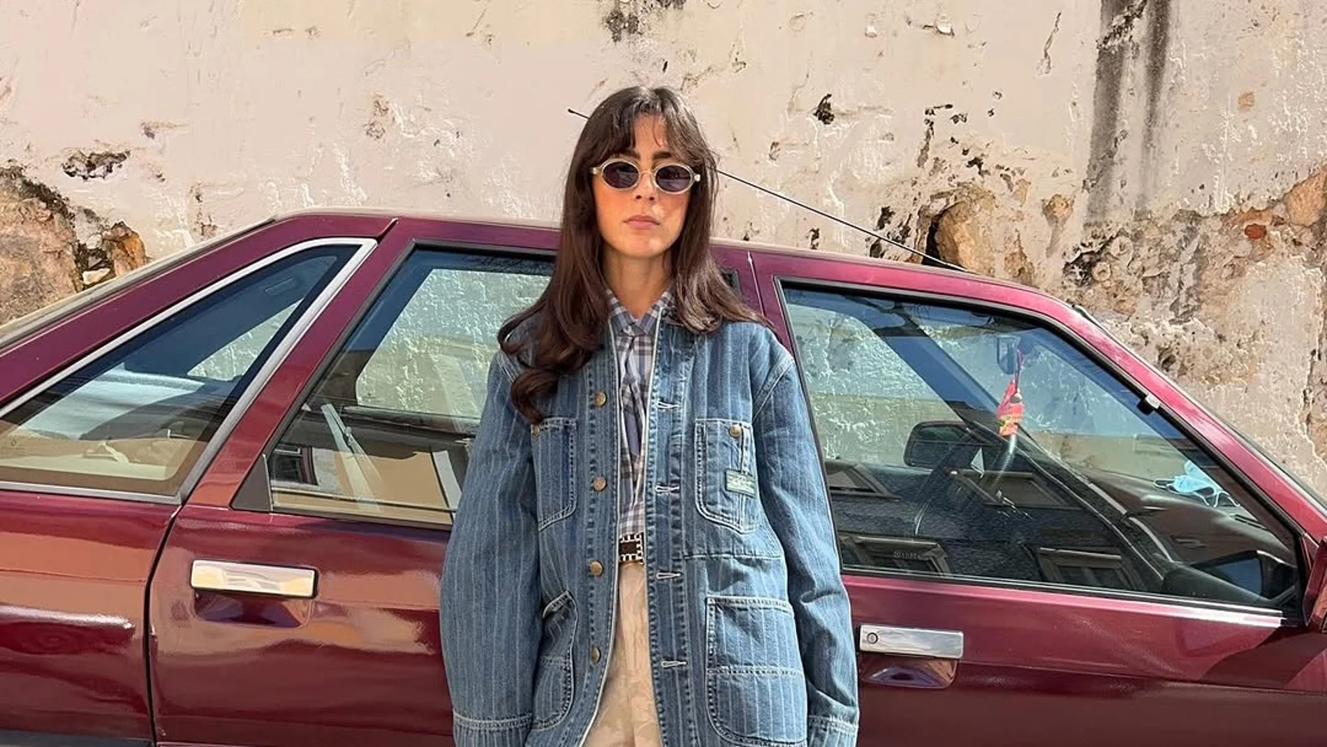 Influencer con chaqueta de entretiempo.