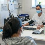 Una paciente visita un centro sanitario en Cataluña