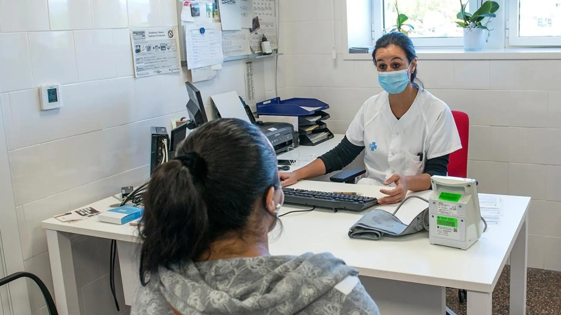 Una paciente visita un centro sanitario en Cataluña