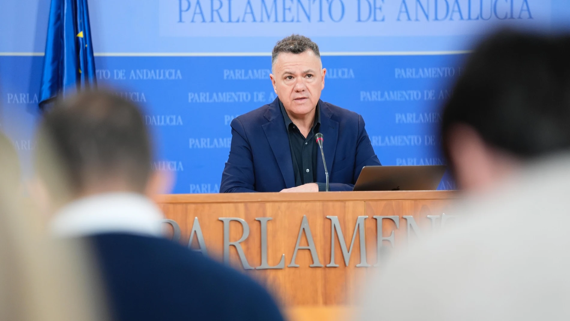 El diputado de Por Andalucía Juan Antonio Delgado, en rueda de prensa en el Parlamento andaluz. JOAQUÍN CORCHERO/EUROPA PRESS 26/03/2025