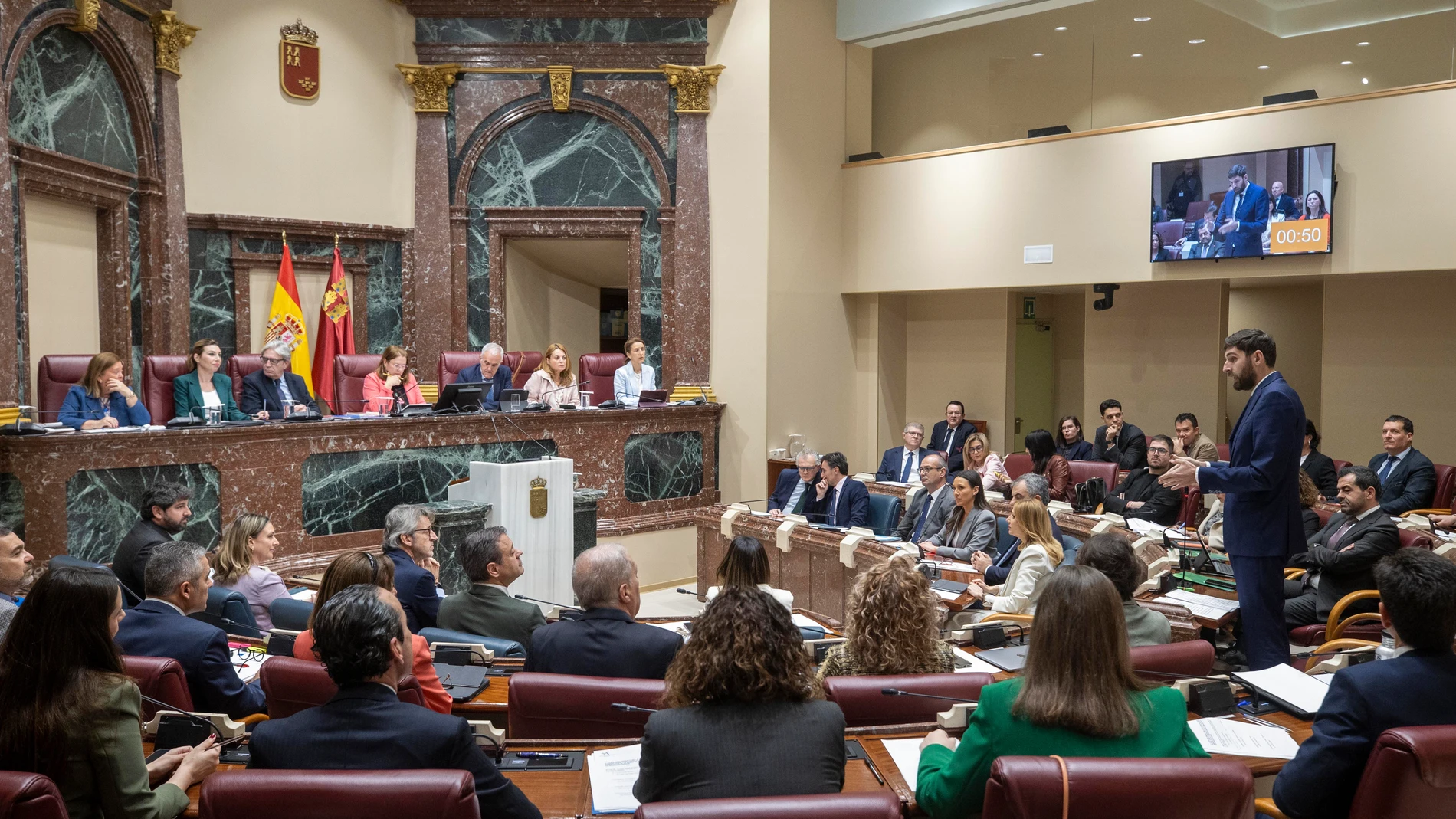 CARTAGENA, (MURCIA), 26/03/2025.- El portavoz de Vox, José Ángel Antelo (d), interpela al presidente de la Comunidad de Murcia, Fernando López Miras (i), este miércoles, en el pleno de control al gobierno de la Asamblea Regional de Murcia, en Cartagena. EFE/Marcial Guillén