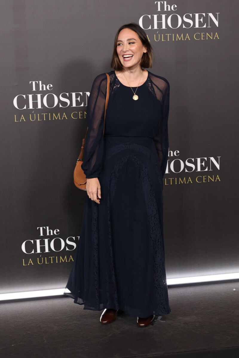 Tamara Falcó con vestido azul de Pedro del Hierro.