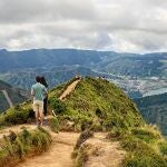 Pareja frente al cráter Sete Cidades en Sao Miguel, Azores