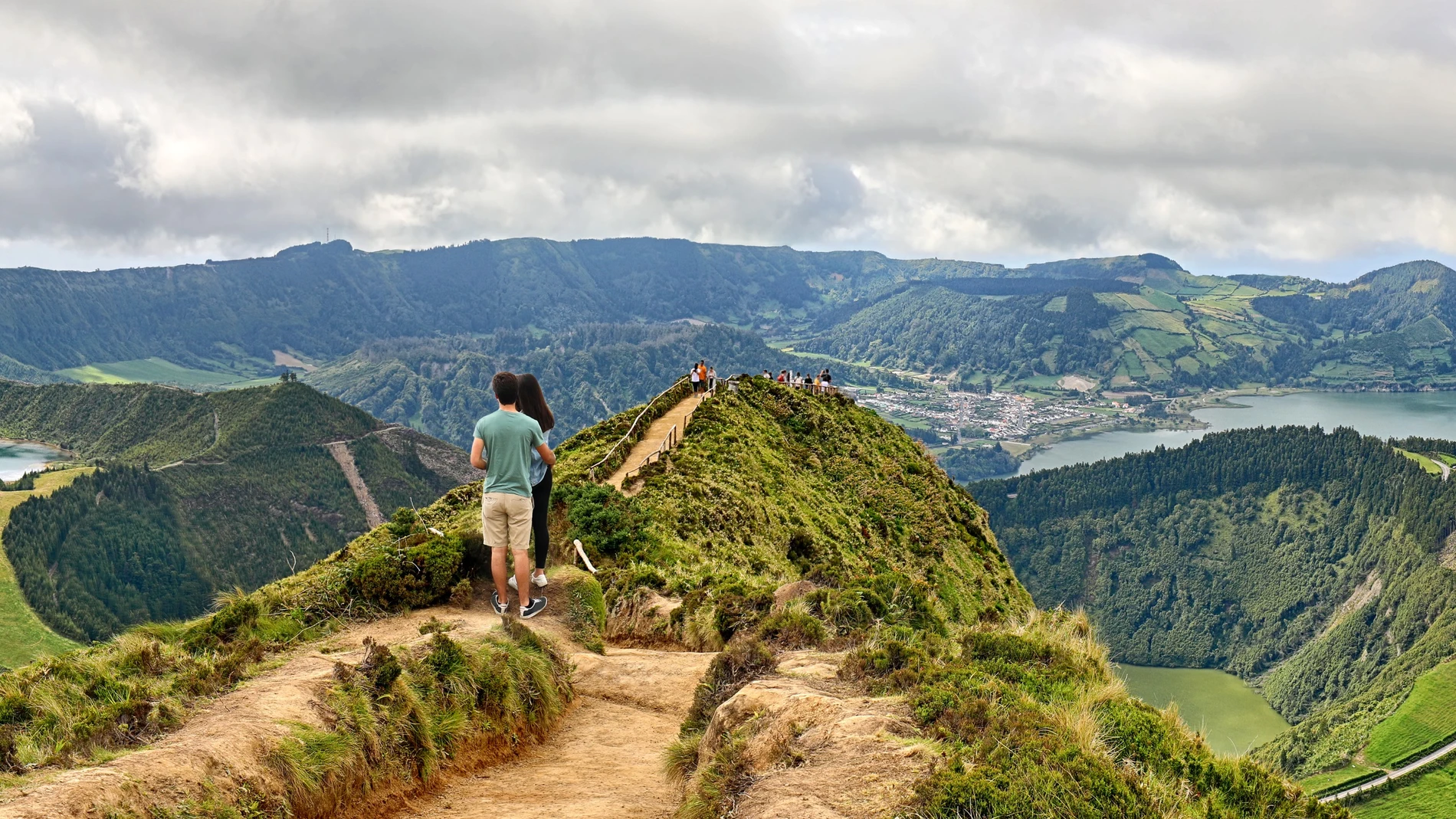 Pareja frente al cráter Sete Cidades en Sao Miguel, Azores