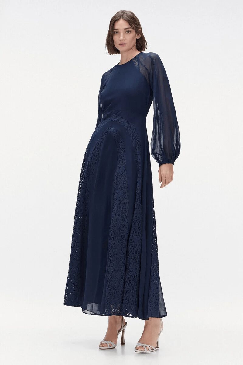 Vestido con encaje.