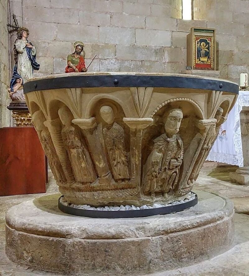 Pila bautismal en el interior de la iglesia de San Jauan Bautista de Moarves de Ojeda (Palencia)